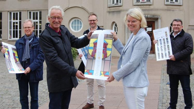 Bei ihnen hat der Fotokunst-Kalender des Rotary-Clubs Delmenhorst einen festen Platz: (v. li.) Hans-Gerd Free (Fotoforum 75), Oberbürgermeister Axel Jahnz sowie die Rotarier Dirk Christoffers, Stefanie Ehlers und Marco Toschka.