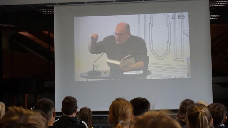 In der Aula des Gymnasiums verfolgten die Fünftklässler die Lesung mit Andreas Steinhöfel in Berlin.
