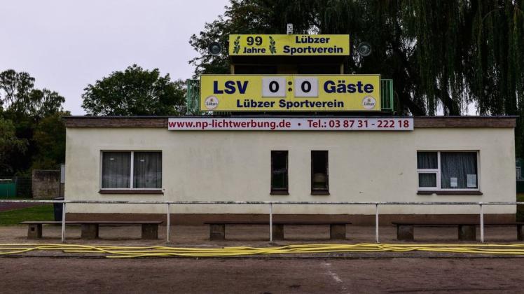 Der Sprecherturm am Sportplatz Lübz muss dringend saniert und auf den heutigen Stand gebracht werden.