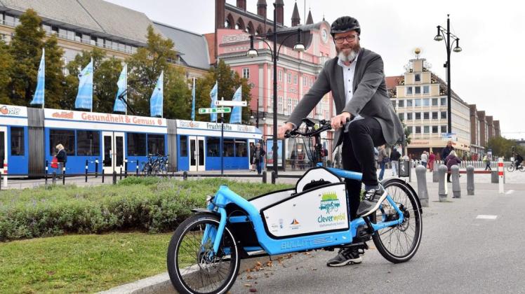 Rostocks Oberbürgermeister Claus Ruhe Madsen versprach schon im Wahlkampf, dass Rostock eine Fahrradstadt werden würde. Doch an die Umsetzung seines Versprechens muss er gelegentlich erinnert werden.