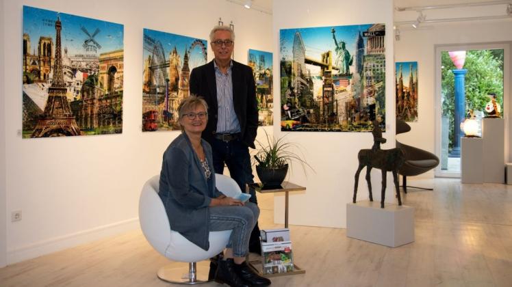 Hannelore und Peter de Hoogd vor einigen der imposanten Werke des Künstlers Leslie G. Hunt.