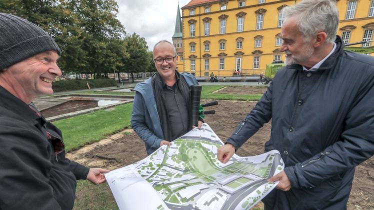 Große Pläne mit dem Osnabrücker Schlossgarten haben (von links) Projektleiter Karsten Meyer und Bauleiter Stefan Asbrede vom Landschaftsarchitektur-Büro Pola in Berlin sowie Oberbürgermeister Wolfgang Griesert.