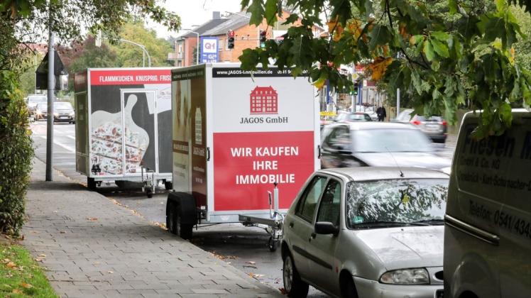 Wer in Osnabrück (wie hier am Kurt-Schumacher-Damm) einen Anhänger mit Werbung am Straßenrand parken will, muss einige Vorschriften beachten. Sonst bekommt er es unter Umständen mit dem Ordnungsamt zu tun.