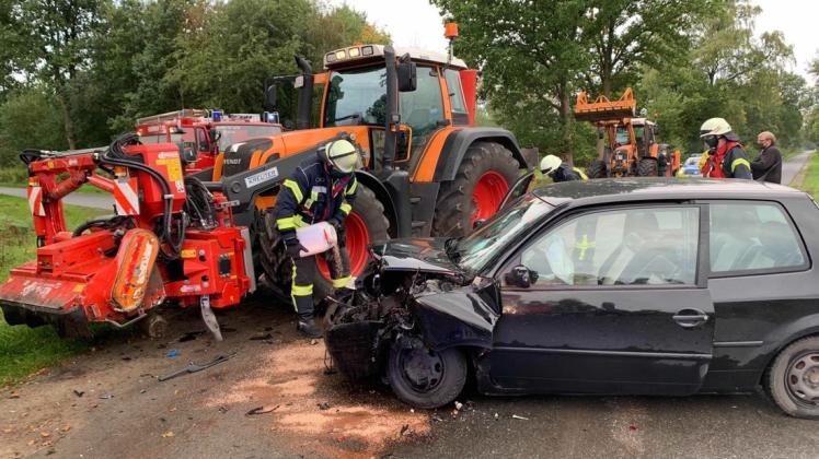 Auf einer Schießplatzrandstraße zwischen Sprakel und Stavern stießen ein Auto und ein Trecker im Begegnungsverkehr zusammen. Der Autofahrer wurde dabei schwer verletzt.