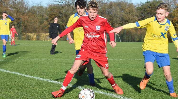 Die C-Jugend des VfL Stenum um Tobias Bothe (rotes Trikot) ist gut in die neue Bezirksliga-Saison gestartet.