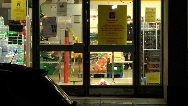 Zwei Mitarbeiter eines Bremer Supermarkts sind am Montag schwer verletzt worden.