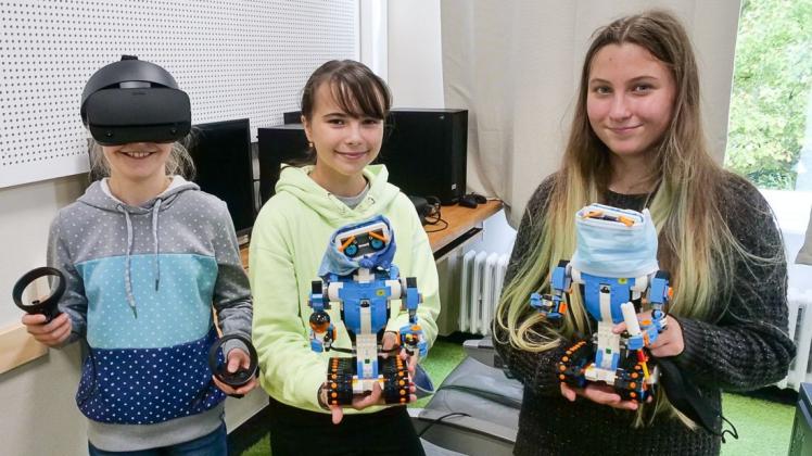 Experimentieren mit Virtual-Reality-Brille und Lego-Robotik: Die Schülerinnen Leonie, Sofia, Natalia freuen sich auf den neuen "Makerspace" im Willms-Gymnasium in Delmenhorst.