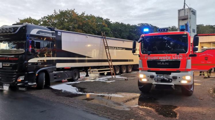 Ein qualmender Lastwagen wurde vor der Feuerwehrwache in Meppen gelöscht.