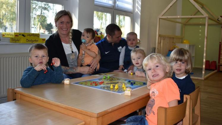 Haben sich beruflich noch einmal umorientiert, um die Kindertagespflege im Lewitzdorf zu erhalten: Nicole Vallentin und Ricardo Jolitz.