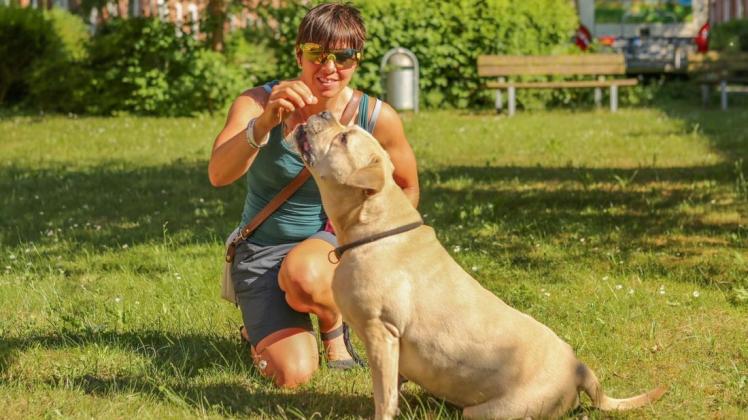 Nach einem langen, glücklichen Hunde-Leben gehört 40-Kilo-„Knutschkugel“ Olaf nun nicht mehr zur kleinen Familie von Marie-Louise Dräger. Die Verarbeitung des schweren Verlustes versucht die fünffache Weltmeisterin in Energie für die EM in Poznan umzuwandeln.