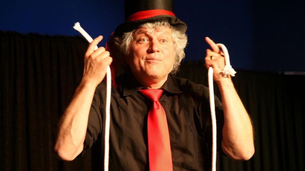 Zauberer Heinz eröffnet Kiki Pupps im Lingener Theater | NOZ