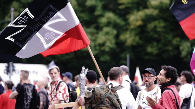 Zeichen rechter Gruppierungen: Teilnehmer einer Demonstration in Berlin schwenken Ende August eine Reichskriegsflagge.
