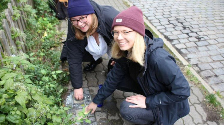 Janna Schulz (l.) und Jacqueline Dejosez polieren die Denksteine von Else Hirschberg und ihren Schwestern Margot und Hertha in der Schillerstraße 29. Hier lebten die Jüdinnen, bevor sie gejagt und getötet wurden. Janna Schulz (l.) und Jacqueline Dejosez polieren die Denksteine von Else Hirschberg und ihren Schwestern Margot und Hertha in der Schillerstraße 29. Hier lebten die Jüdinnen, bevor sie gejagt und getötet wurden.