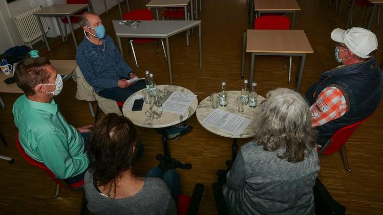 Bei der Podiumsdiskussion der Anonymen Alkoholiker in der VHS Delmenhorst tauschten sich Betroffene, Angehörige und Fachleute aus.