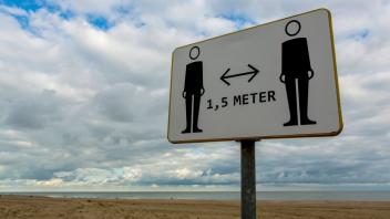 Auch am Strand gelten strikte Abstandregeln – wie hier in der Nähe der Feriensiedlung "De Banjaard".
