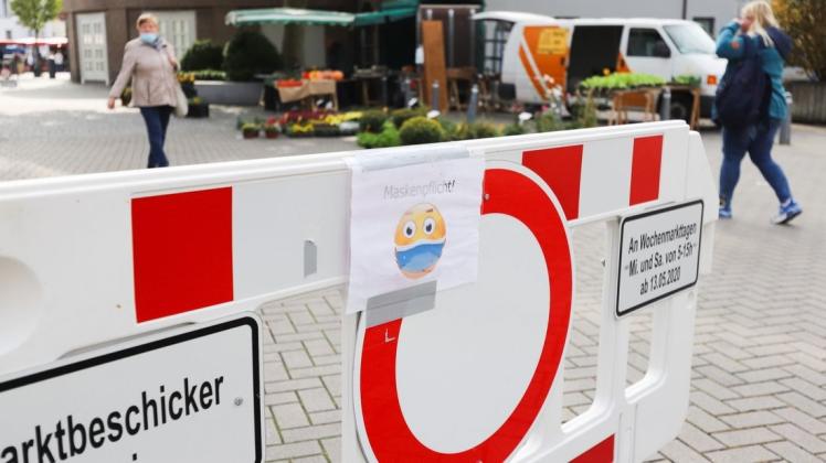 Die Schilder an den Zugängen weisen auf die Maskenpflicht auf dem Delmenhorster Wochenmarkt hin. Zu viele haben sich bislang nicht daran gehalten.
