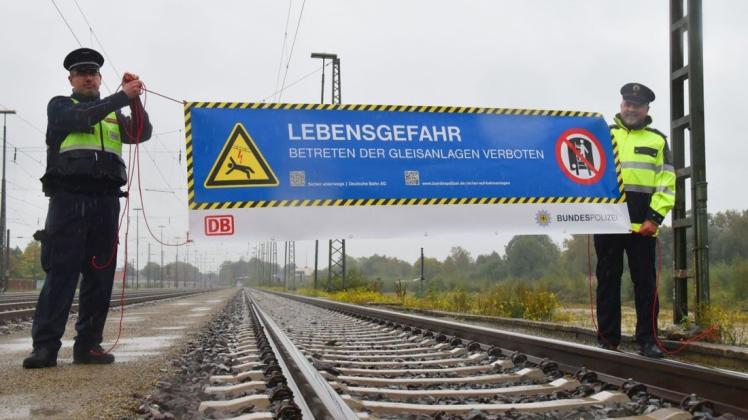Mit diesem Banner wollen sie für mehr Schutz am Bahngleis sorgen (v.l.): Matthias Lange (DB-Sicherheit Nord) und Hermann Lampen (Präventionsteam der Bundespolizei).