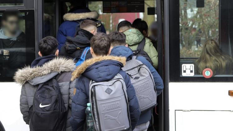 Überfüllte Schulbusse sind nicht erst seit Corona ein Problem, meint das Osnabrücker Jugendparlament – nun aber gehe es um nicht bloß um Bequemlichkeit, sondern um die Gesundheit der Schülerinnen und Schüler und ihrer Kontaktpersonen. (Symbolfoto)
