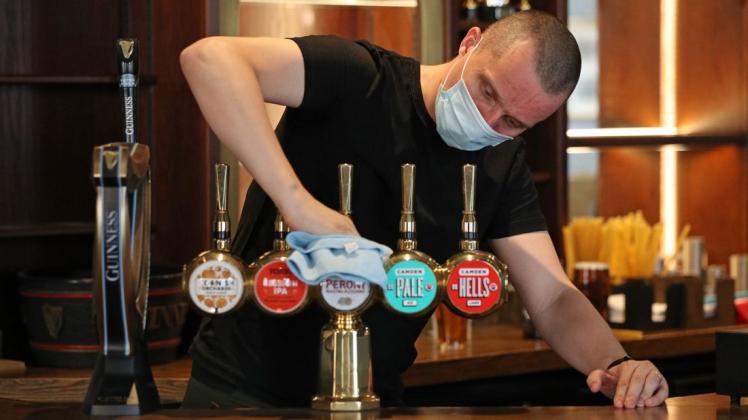 Kein Bier mehr in den britischen Pubs? Nach den stark steigenden Infektionszahlen gibt es Überlegungen den Alkohol in den Pubs zu verbieten.