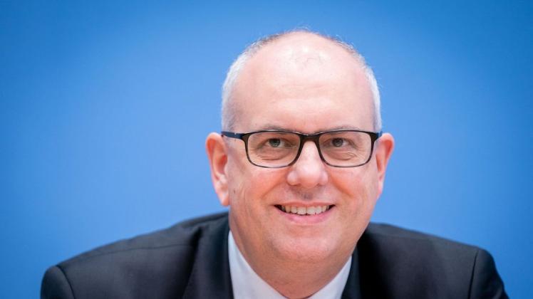 Andreas Bovenschulte (SPD), Bürgermeister von Bremen, sitzt bei einer Pressekonferenz.