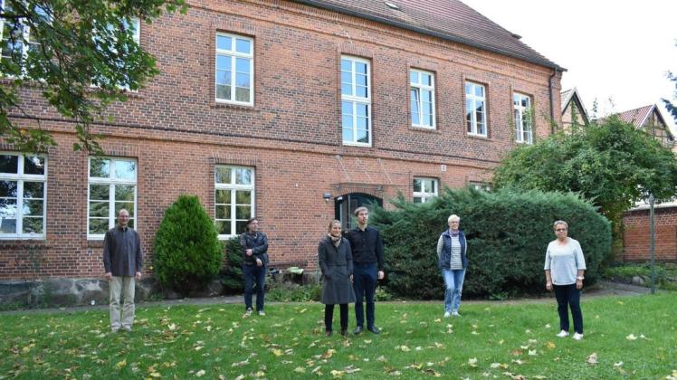 Freuen sich auf die nächsten Konzertereignisse in Parchim: Volker Schubert, Stadthallenmitarbeiter Volker Timm, Magdalena Szesny, Jonas Nicolaus, sowie vom Händelchor Heiderose Schlott und Christa Schultz (v. l.)
