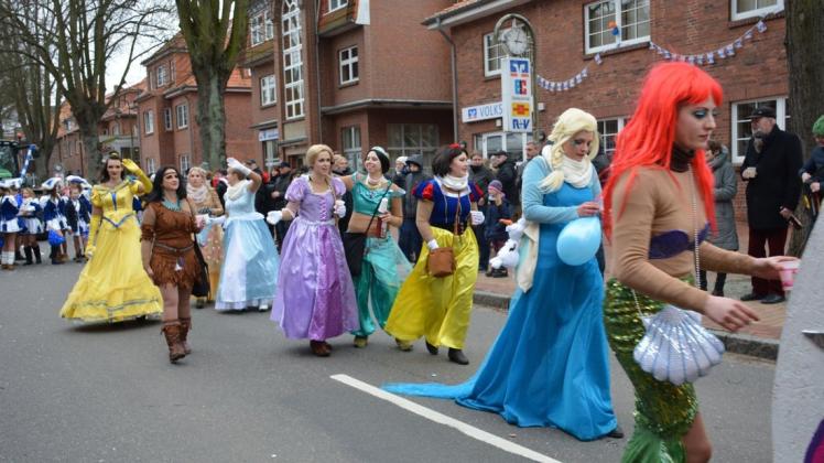 Bilder wie diese vom Straßenkarneval in Dömitz wird es in dieser Saison nicht geben. Coronabedingt sagt der Dömitzer Carneval Club (DCC) alle Veranstaltungen ab.