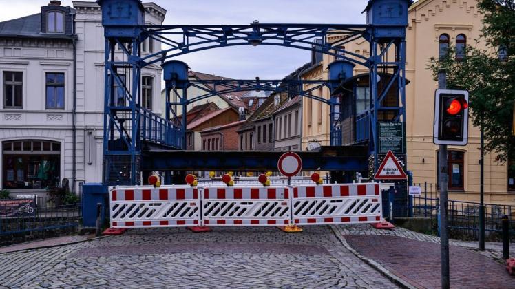 Defekte Hubbrücke: Kreis- und Stadt-SPD fordern eine schnelle Lösung für die zweigeteilte Stadt.