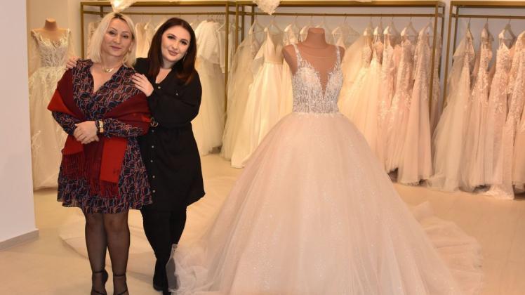 In dem von ihrer Mutter Marina Ozdoeva (links) gekauften Wohn- und Geschäftshaus am Splitting links 11 hat Dyana Ozdoeva ein neues Braut- und Abendmodenfachgeschäft eingerichtet und sich damit einen Traum erfüllt, wie sie sagt.