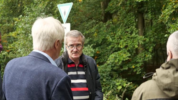 Detlef Roß (Mitte) spricht mit mit Horst Kortlang, umweltpolitischer Sprecher der FDP-Landtagsfraktion über die immensen Schäden in der Welse nach dem Brand auf dem alten Möller-Gelände.