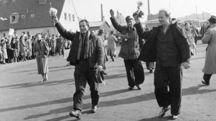 In der älteren Generation sind diese Szenen unvergessen: Spätheimkehrer werden im Oktober 1955 im Grenzdurchgangslager Friedland begrüßt. In der älteren Generation sind diese Szenen unvergessen: Spätheimkehrer werden im Oktober 1955 im Grenzdurchgangslager Friedland begrüßt.