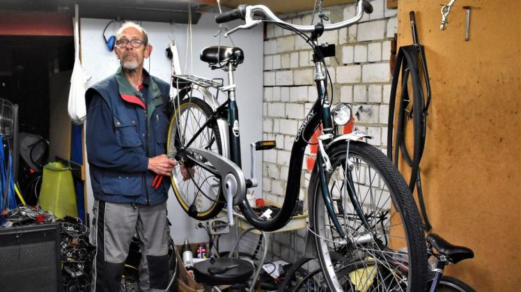 Detlef Pofahl repariert Fahrräder. In der Zeit der Corona Pandemie sind ihm auch Räder gebracht worden die schon länger in Ganderkeseer Kellern und Garagen auf ihren Einsatz warteten.