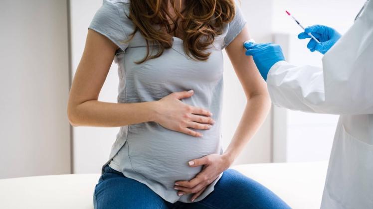 Schwangere reagieren mit anderen Symptomen auf eine Infektion mit dem Corona-Virus.