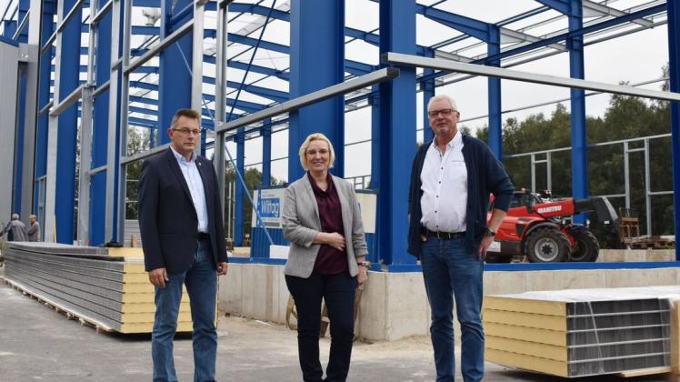Informierten sich über die Unternehmensentwicklung bei Peters Maschinenbau (von links: Wirtschaftsförderer Martin Müller, Bürgermeisterin Petra Lübbers und Geschäftsführer Günter Peters). Informierten sich über die Unternehmensentwicklung bei Peters Maschinenbau (von links: Wirtschaftsförderer Martin Müller, Bürgermeisterin Petra Lübbers und Geschäftsführer Günter Peters).