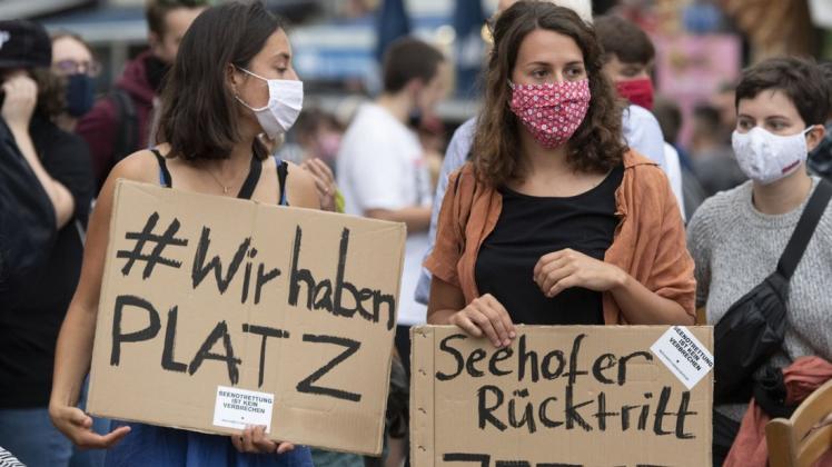 Nach dem verheerenden Feuer im griechischen Flüchtlingslager Moria demonstrieren Menschen unter anderem auf dem Römerberg in Frankfurt für die Aufnahme der Geflüchteten in Deutschland.