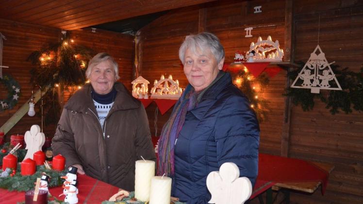 Gut angekommen sind im vergangenen Jahr die Produkte von Margret Stückemann (links) und Elfriede Klöppel. In diesem Jahr wird es jedoch keinen Adventsmarkt geben (Archivfoto).