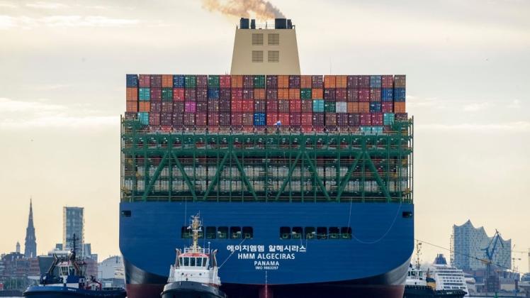 Vollgepackt: Das weltgrößte Containerschiff «HMM Algeciras» im Hamburger Hafen. Dank einer Normalisierung der Wirtschaft in China, springt auch der Seefrachtverkehr langsam wieder an.