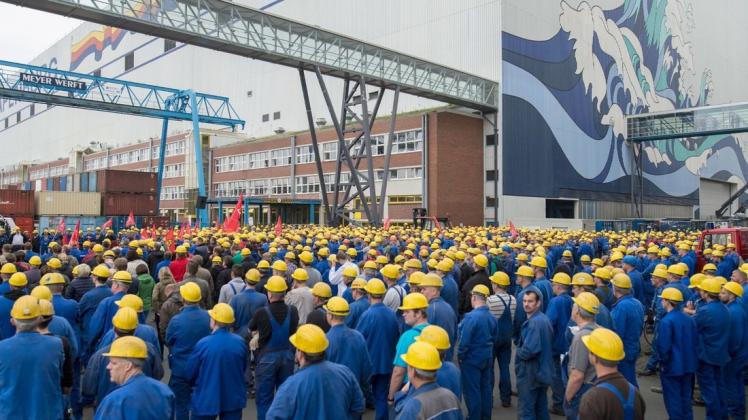 Die Beschäftigten der Meyer Werft sorgen sich um ihre Arbeitsplätze und wollen wissen, wie es weitergeht.