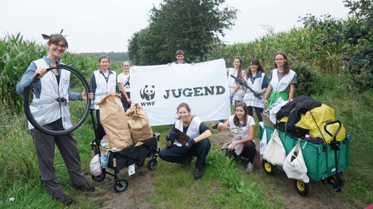 Die WWF-Aktivisten (von links) Sina Bohm, Lena Chiari, Lena Liebetrau, Bastian Koch, Helen Friedenstab, Maren Hain, Eva Ullrich, Anne Zeiß und Hanna Eichler sammelten an sechs Tagen 232 Kilogramm Müll auf einer Strecke von Emmeln bis Papenburg. Die WWF-Aktivisten (von links) Sina Bohm, Lena Chiari, Lena Liebetrau, Bastian Koch, Helen Friedenstab, Maren Hain, Eva Ullrich, Anne Zeiß und Hanna Eichler sammelten an sechs Tagen 232 Kilogramm Müll auf einer Strecke von Emmeln bis Papenburg.