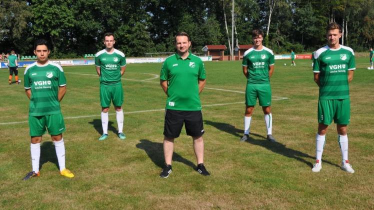Trainer Kai Windhorn (Mitte) und die Neuzugänge Filipe Martins, Jannik Plümer, Lukas Stutzke und Enzo Hoppe (von links) beginnen gegen Eintracht Neuenkirchen II.