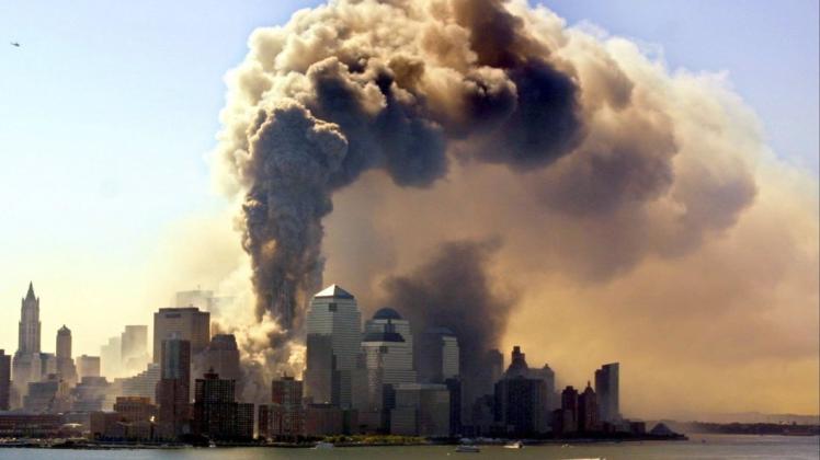 Eine riesige Rauchwolke über Manhattan: Die Türmer des World Trade Centers in New York stürzen ein. (Archivbild)