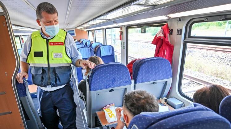 Mitarbeiter der Deutschen Bahn kontrollieren in einem Zug das Tragen von Mund-Nasen-Bedeckungen bei den Fahrgästen. (Symbolbild)