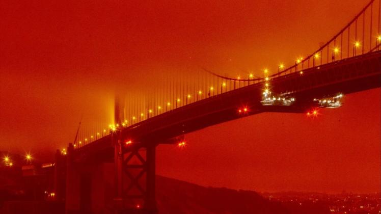 Naturschauspiel: Die Golden Gate Bridge ist in orangefarbenem Licht durch die anhaltenden Waldbrände getaucht.