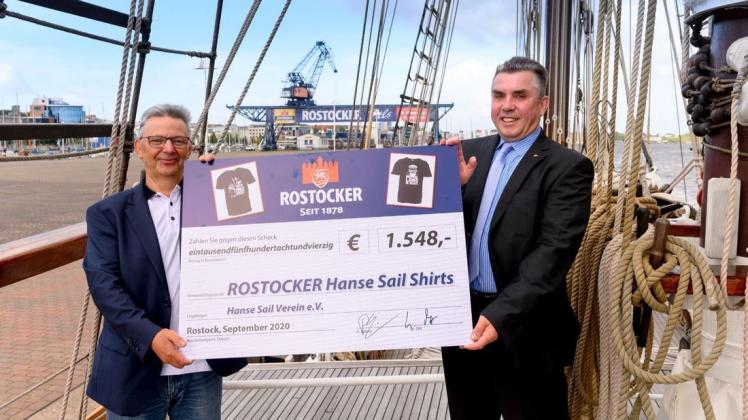 Der Spendenscheck in Höhe von 1.548 Euro wurde von Wilfried Ott, Geschäftsführer Hanseatische Brauerei Rostock, an Dr. Frank Elsner, den Vorsitzenden des Hanse Sail Vereins, überreicht.