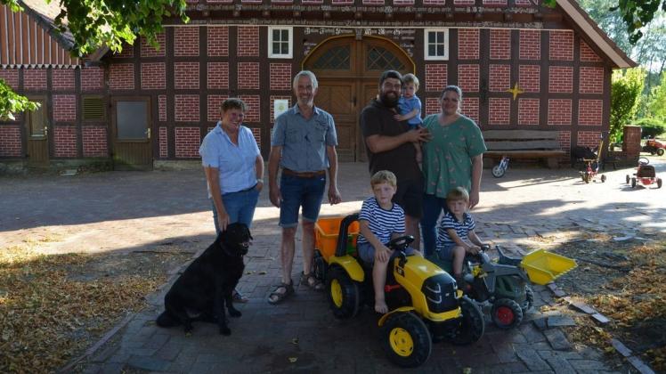 Vier Generationen leben auf dem Hof: Monika und Rolf Bruning (links) mit Sohn Lars und Ehefrau Sabrina sowie die Enkelsöhne Ben (6), Leo (3) und Jano (1) mit Hund Jacko. Uroma Wilma ist nicht auf dem Foto.