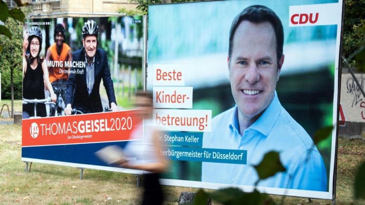 Wahlkampf in Düsseldorf: Oberbürgermeister Thomas Geisel (SPD, l) und Stephan Keller (CDU) werben mit Plakaten für Stimmen.