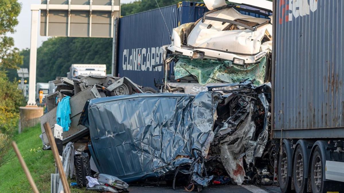 NRW: Horror-Unfall Auf Autobahn 44 – Vier Tote | NOZ