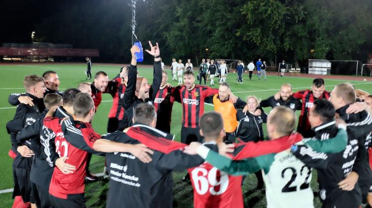 Einzug in die 3. Runde des Lübzer Pils Cups: Trainer Ronny Susa und seine Mannen sangen nach dem 1:0 gegen Verbandsligist Güstrow schon vom Europapokal.