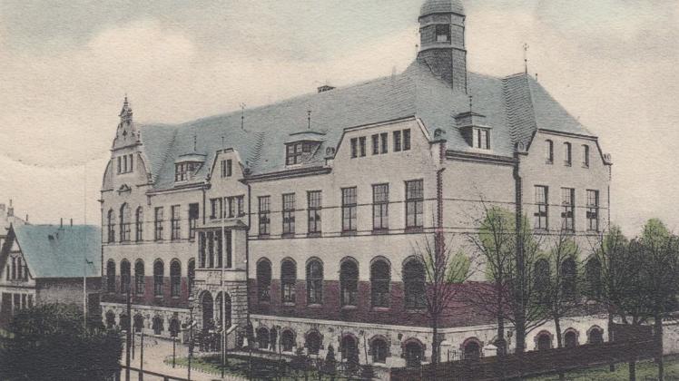 Auch das heutige Gymnasium an der Willmsstraße – hier eine Postkartenansicht aus dem Jahr 1907 – war von dem Wirrwarr im Zweiten Weltkrieg betroffen. Auch das heutige Gymnasium an der Willmsstraße – hier eine Postkartenansicht aus dem Jahr 1907 – war von dem Wirrwarr im Zweiten Weltkrieg betroffen.
