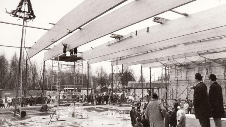 12. November 1970: Unter der imposanten Dachkonstruktion der Stadionhalle wird Richtfest gefeiert. 12. November 1970: Unter der imposanten Dachkonstruktion der Stadionhalle wird Richtfest gefeiert.