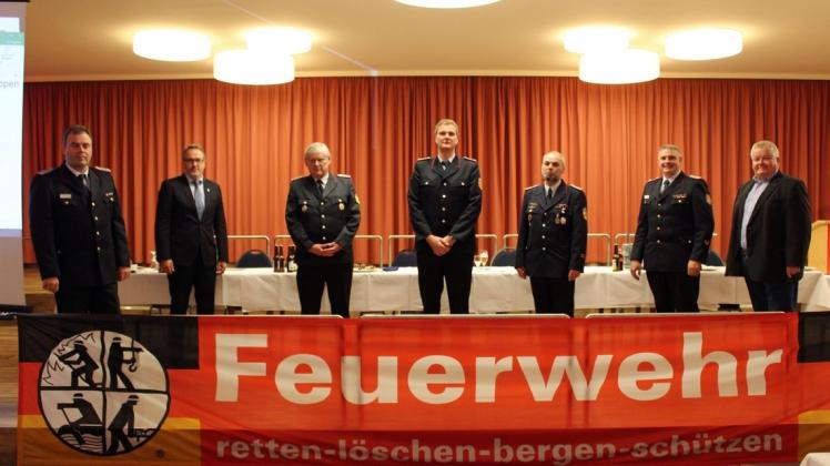 Christian Müller (Mitte) ist der neue Feuerwehrchef in Meppen.